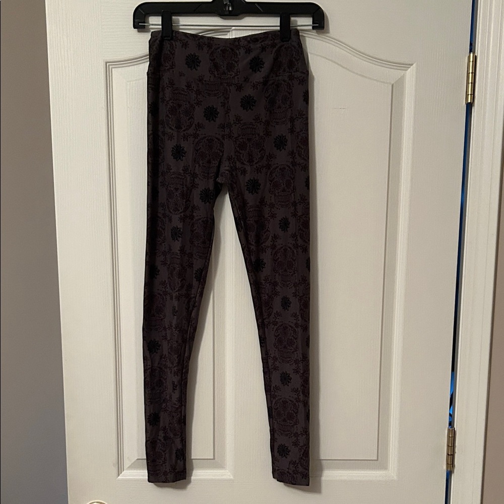 LuLaRoe Women's Scull and Flowers Leggings in Dark Floral Pattern